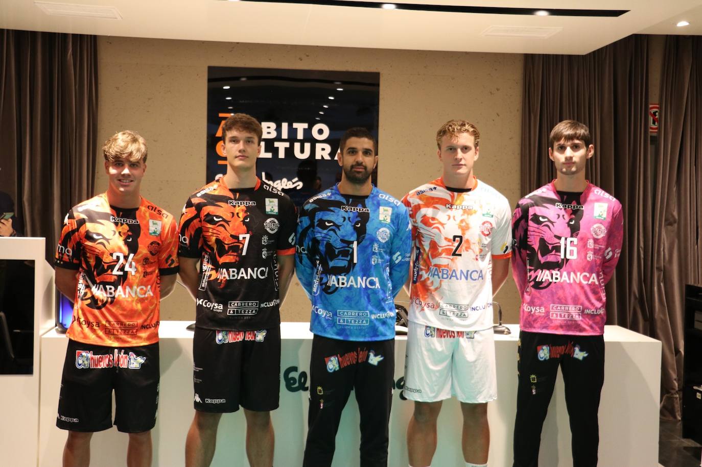 Jugadores de la primera plantilla posan con las equipaciones de esta temporada.