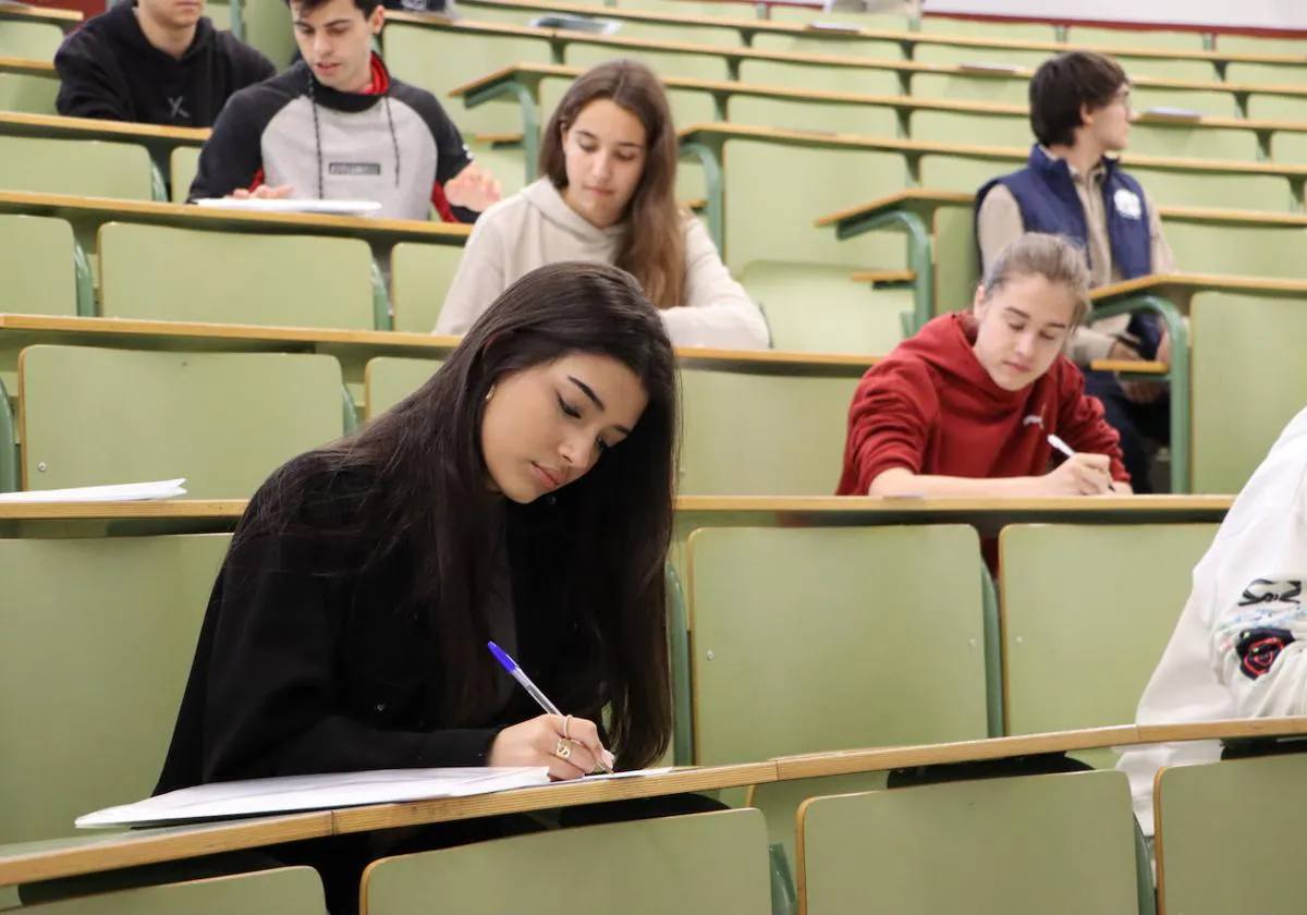 Alumnos realizan la EBAU.