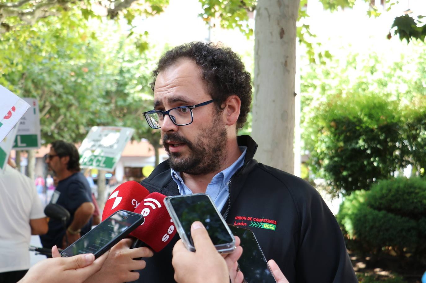 Daniel Veray, agricultor afectado, atiende a los medios.