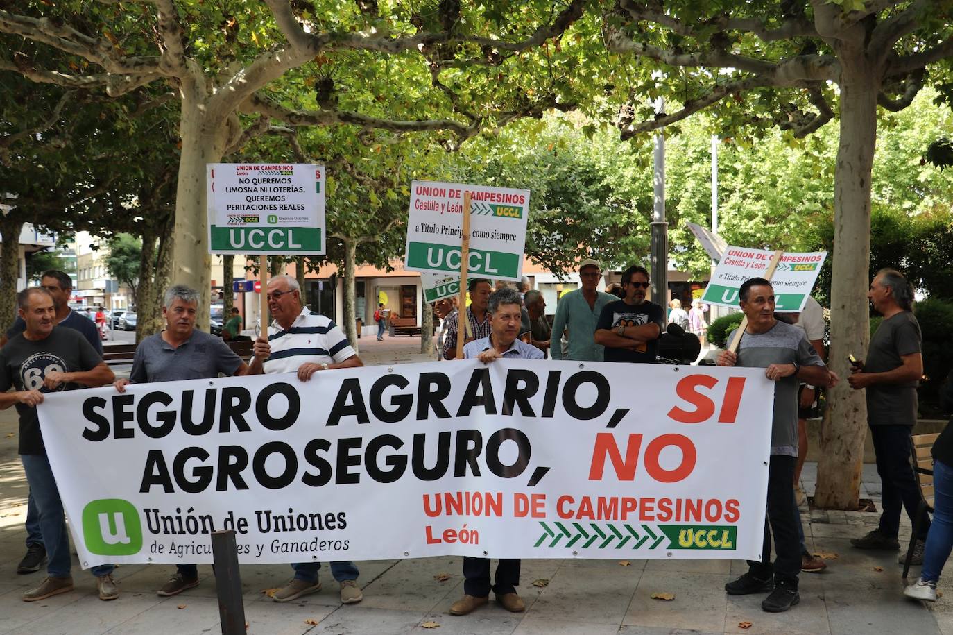 Manifestantes en las Cortes Leonesas denuncian que no están protegidos.