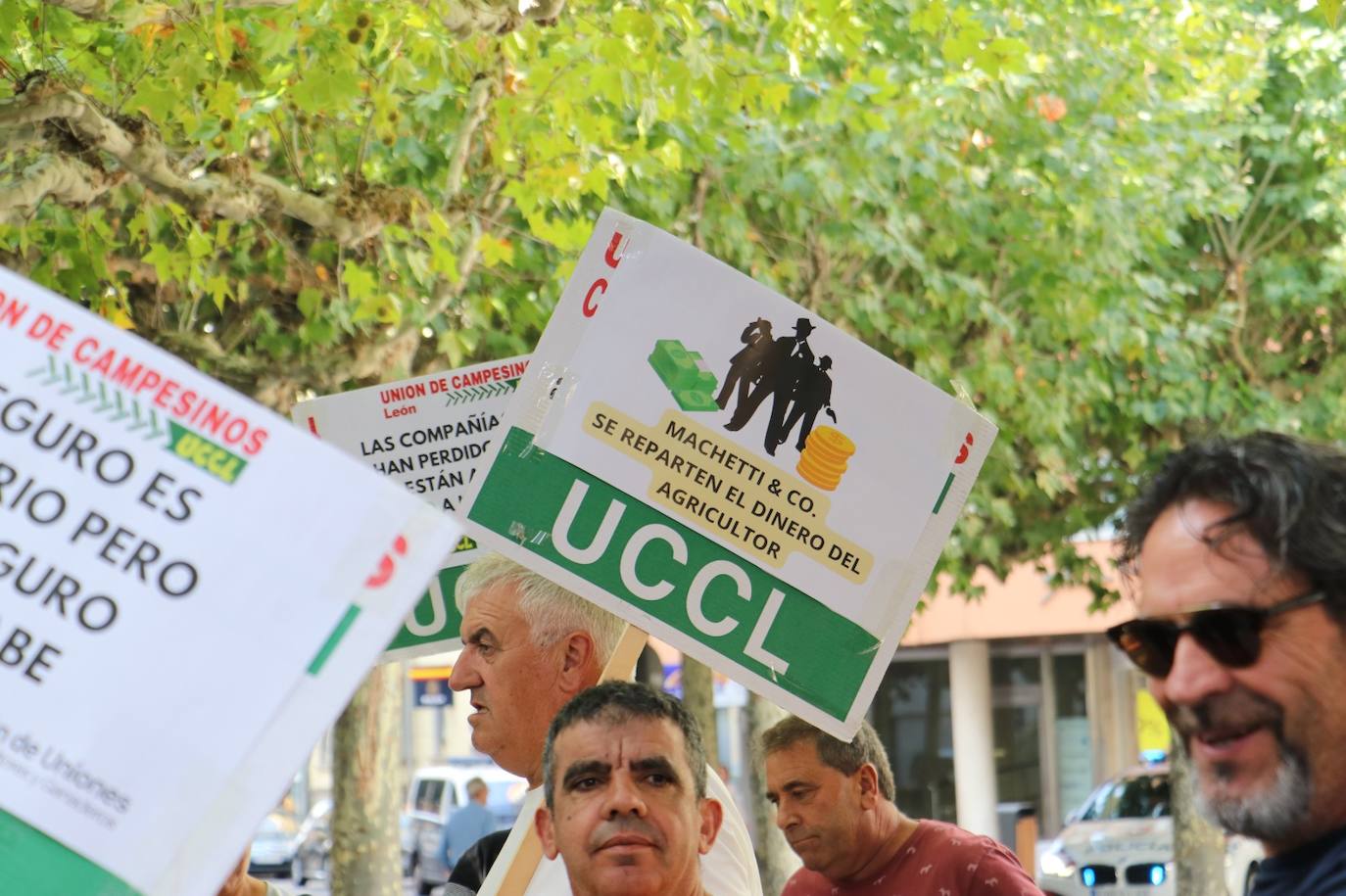 Manifestantes en las Cortes Leonesas denuncian que no están protegidos.