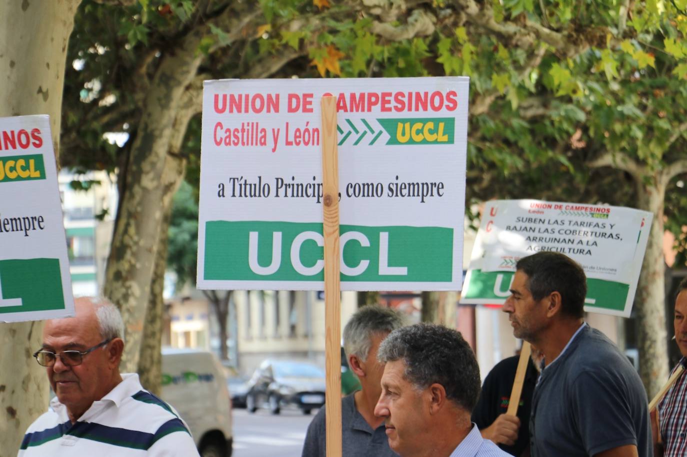 Manifestantes en las Cortes Leonesas denuncian que no están protegidos.