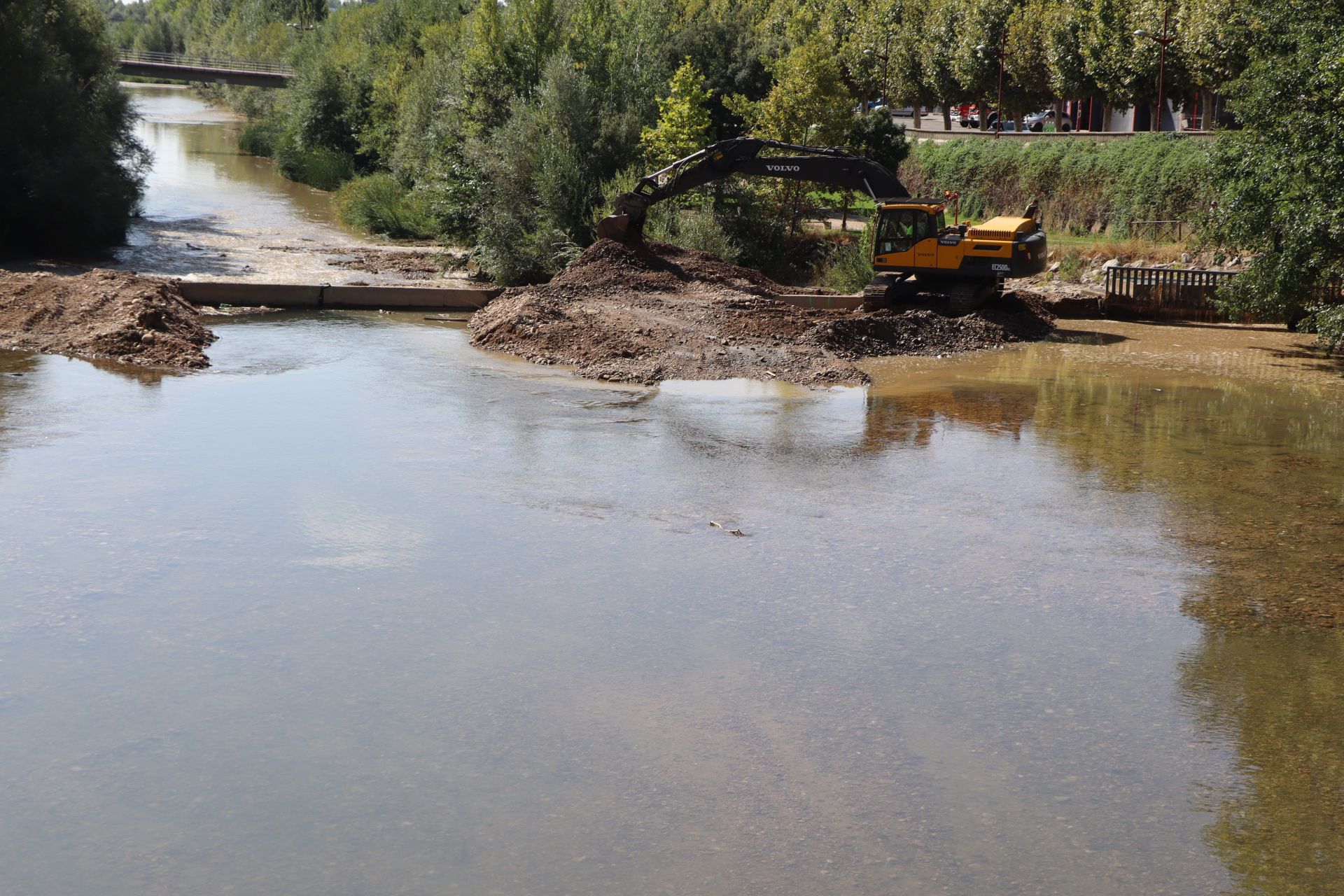 Lluvias llenan el río Bernesga y aumentan su caudal