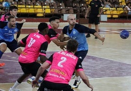 Adri Fernández en una acción del amistoso ante el Balonmano Base Oviedo