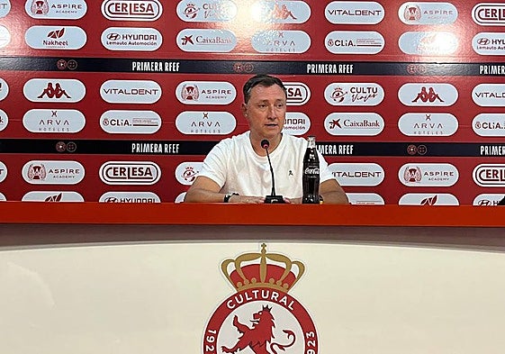 Llona atiende a los medios.