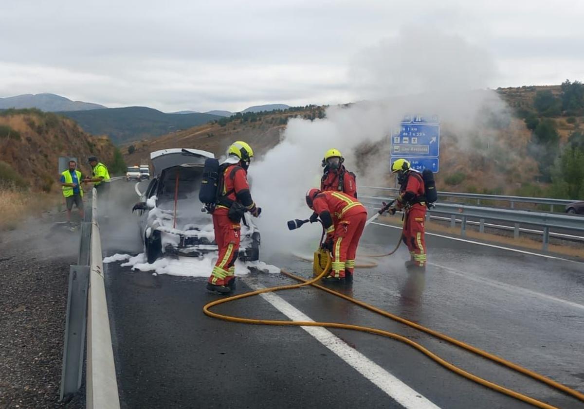 Imagen principal - Los Bomberos de León intervienen en el incendio de un vehículo en la AP-66