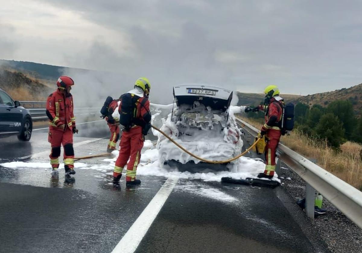 Los Bomberos de León intervienen en el incendio de un vehículo en la AP-66