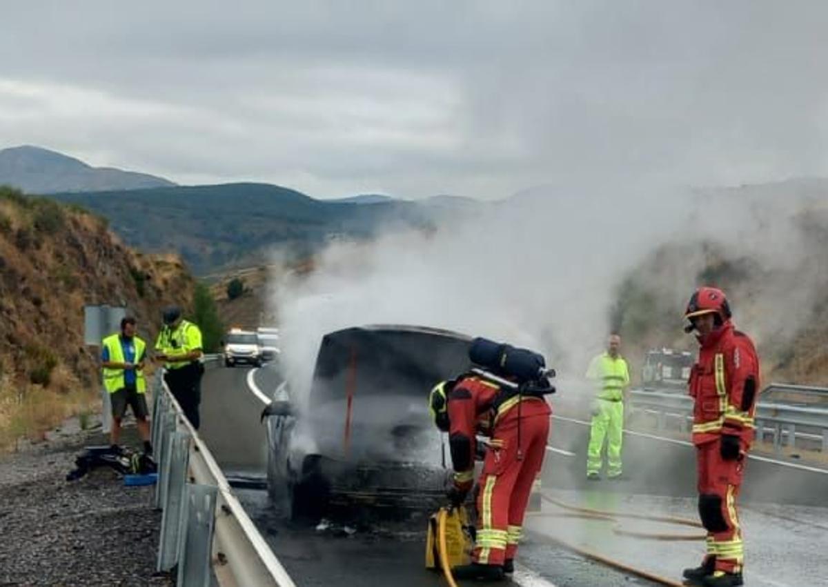 Imagen secundaria 1 - Los Bomberos de León intervienen en el incendio de un vehículo en la AP-66