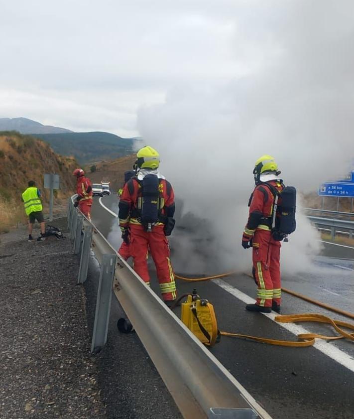 Imagen secundaria 2 - Los Bomberos de León intervienen en el incendio de un vehículo en la AP-66