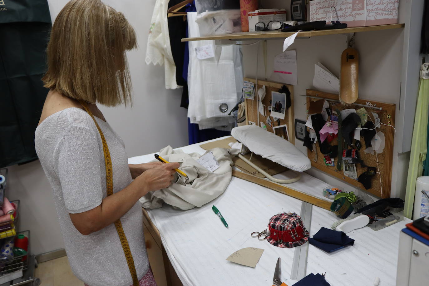 Así trabajan en una tienda de arreglos de ropa