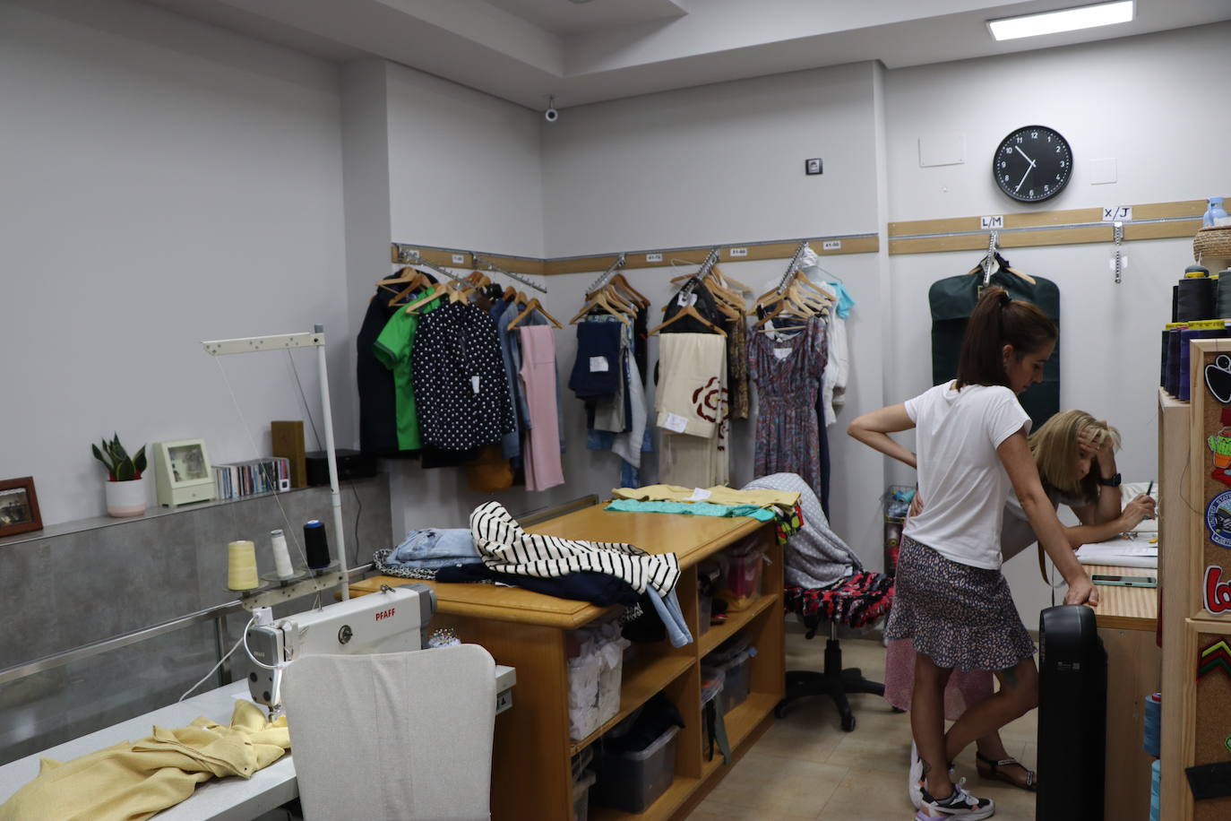 Así trabajan en una tienda de arreglos de ropa