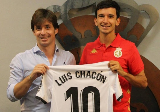 Luis Chacón (D), junto al director deportivo de la Cultural, José Manzanera (I), en su presentación.