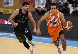 Pau Isern (D), en su etapa en La Coruña.