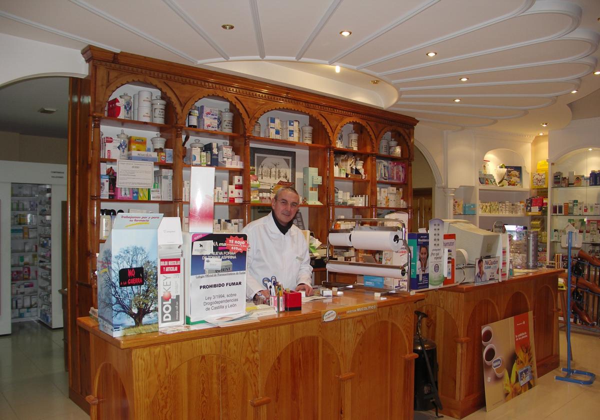 Luis Álvarez Tascón en su farmacia de Sabero.