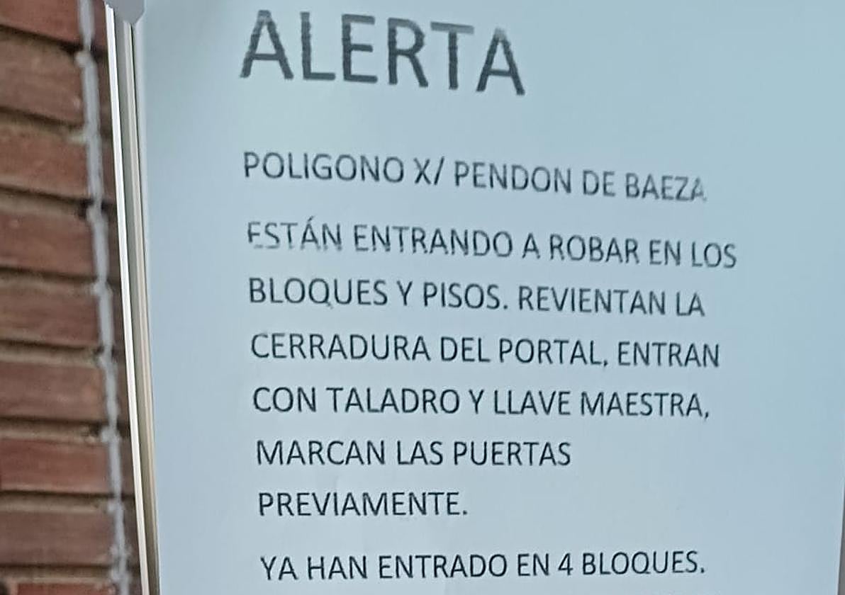 Imagen del cartel que avisa de los robos a los vecinos.