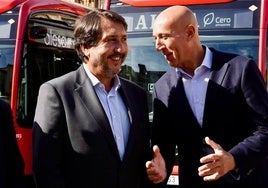 El alcalde de León, José Antonio Diez, presenta nuevos vehículos municipales.