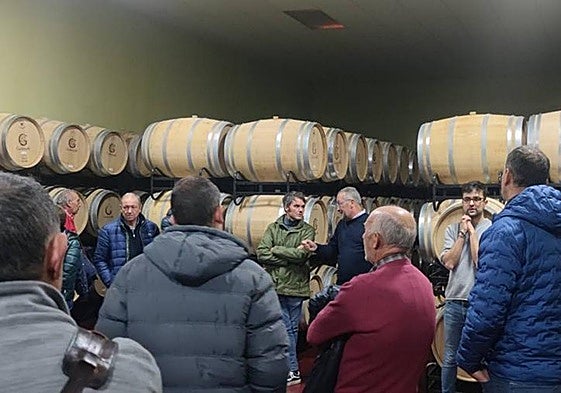 Visita guiada en la sala de barricas de las Bodegas Gordonzello, durante la celebración del curso de Enología de San Justo de la Vega el año pasado