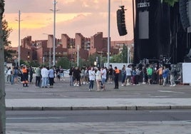 Concierto de La Pegatina, con la gente esperando aunque se había suspendido.