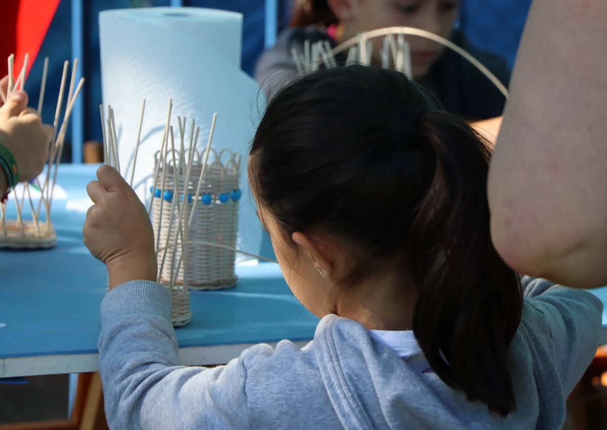 Imagen secundaria 1 - Juegos y artesanía en la XIII Feria de artesanía 'Jaime Díez Fernández'