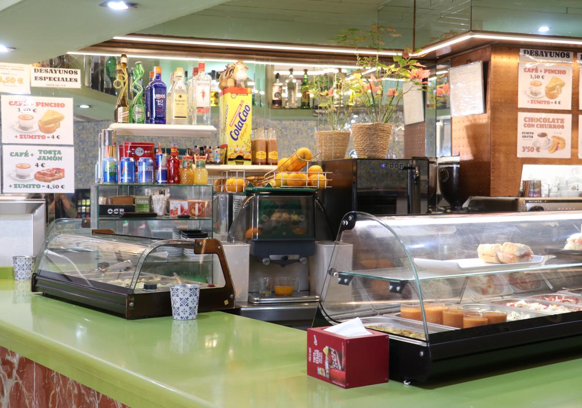 Imagen principal - Imagen del interior de su cafetería.