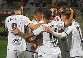 Los jugadores de la Cultural celebran un gol.