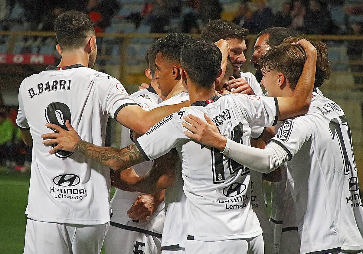 Los jugadores de la Cultural celebran un gol.