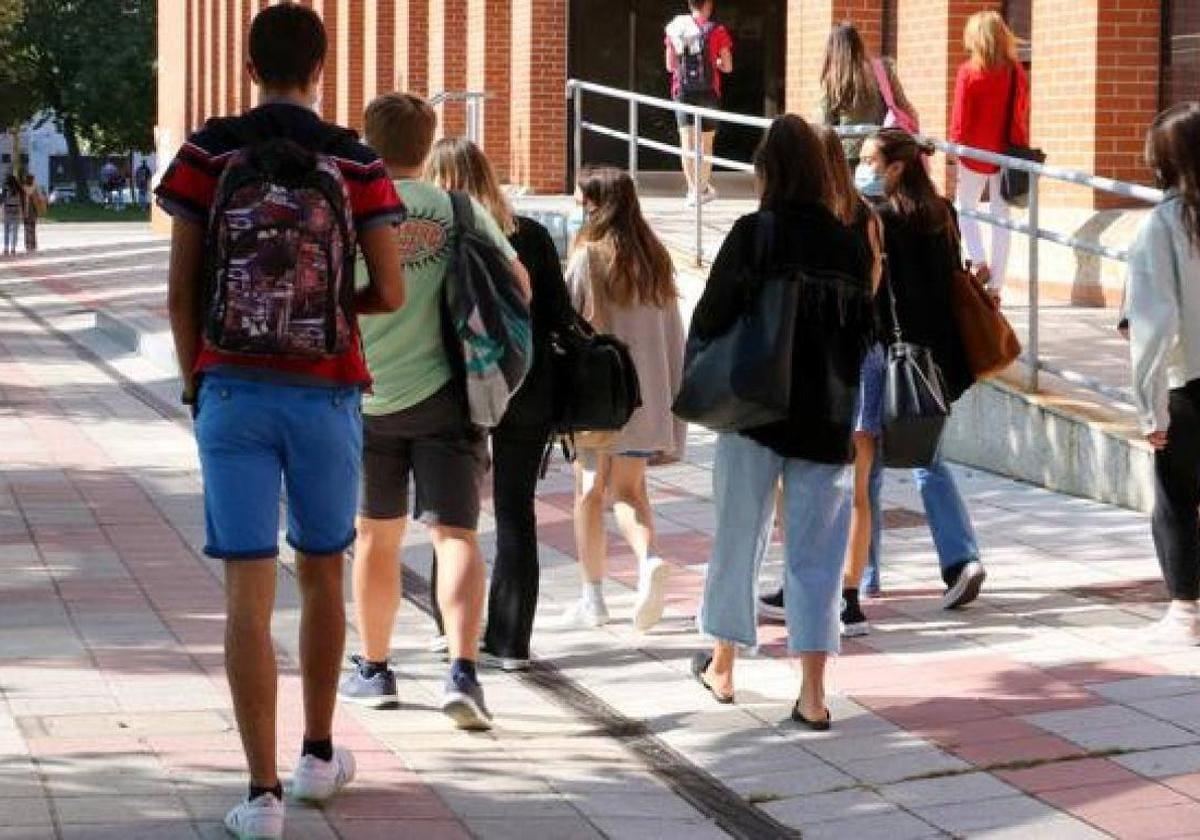 Estudiantes llegando a una de las facultades.