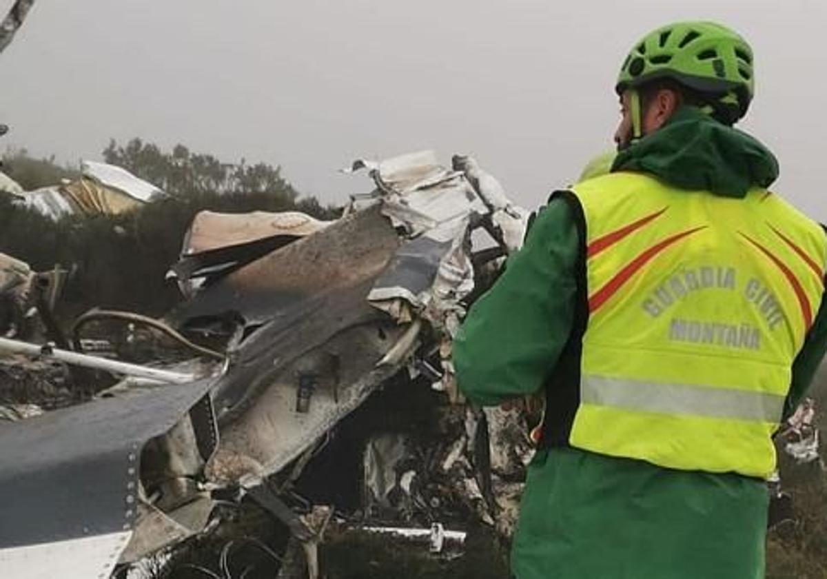 Miembros del Greim, del Servicio Aéreo de León y de la Guardia Civil de Zamora rescatan el cadáver del piloto fallecido.