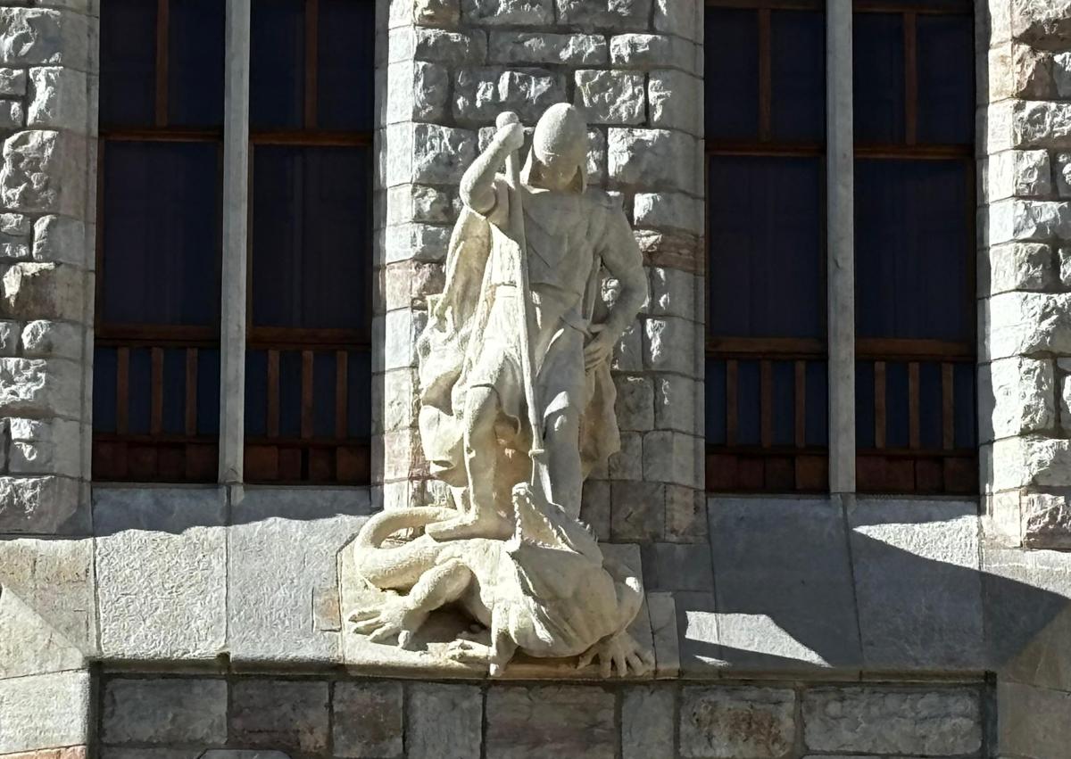 Imagen secundaria 1 - Más estatuas con animales en la ciudad.