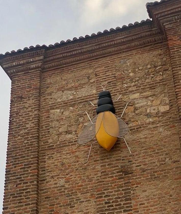 Imagen secundaria 2 - Las tres obras del artista Arroyo en el arco de la cárcel.