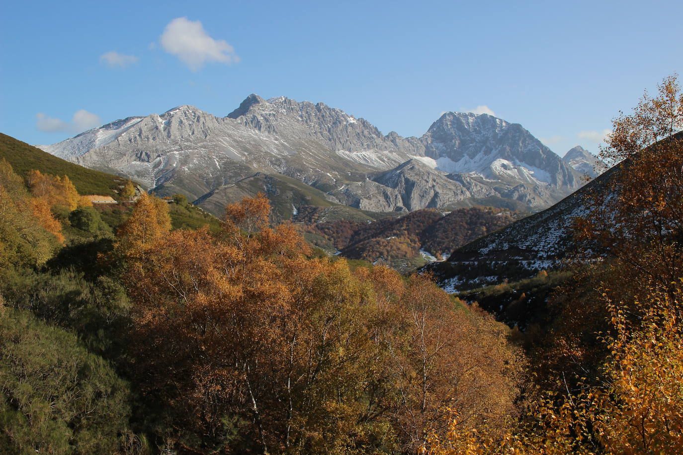 Un paraje de Babia, con Peña Ubiña de fondo.