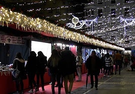 Mercado navideño en la plaza de Regla.