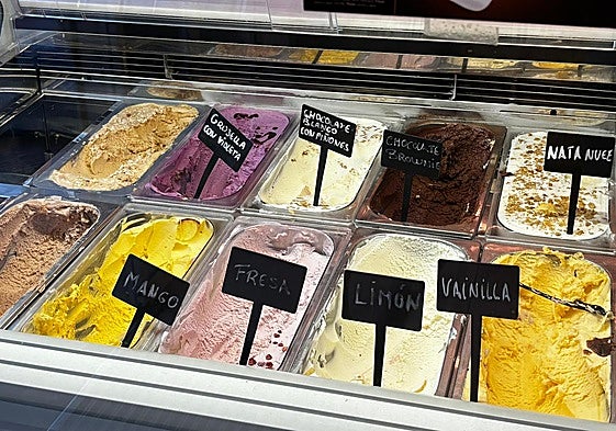 Vitrina de una de las heladerías de León.