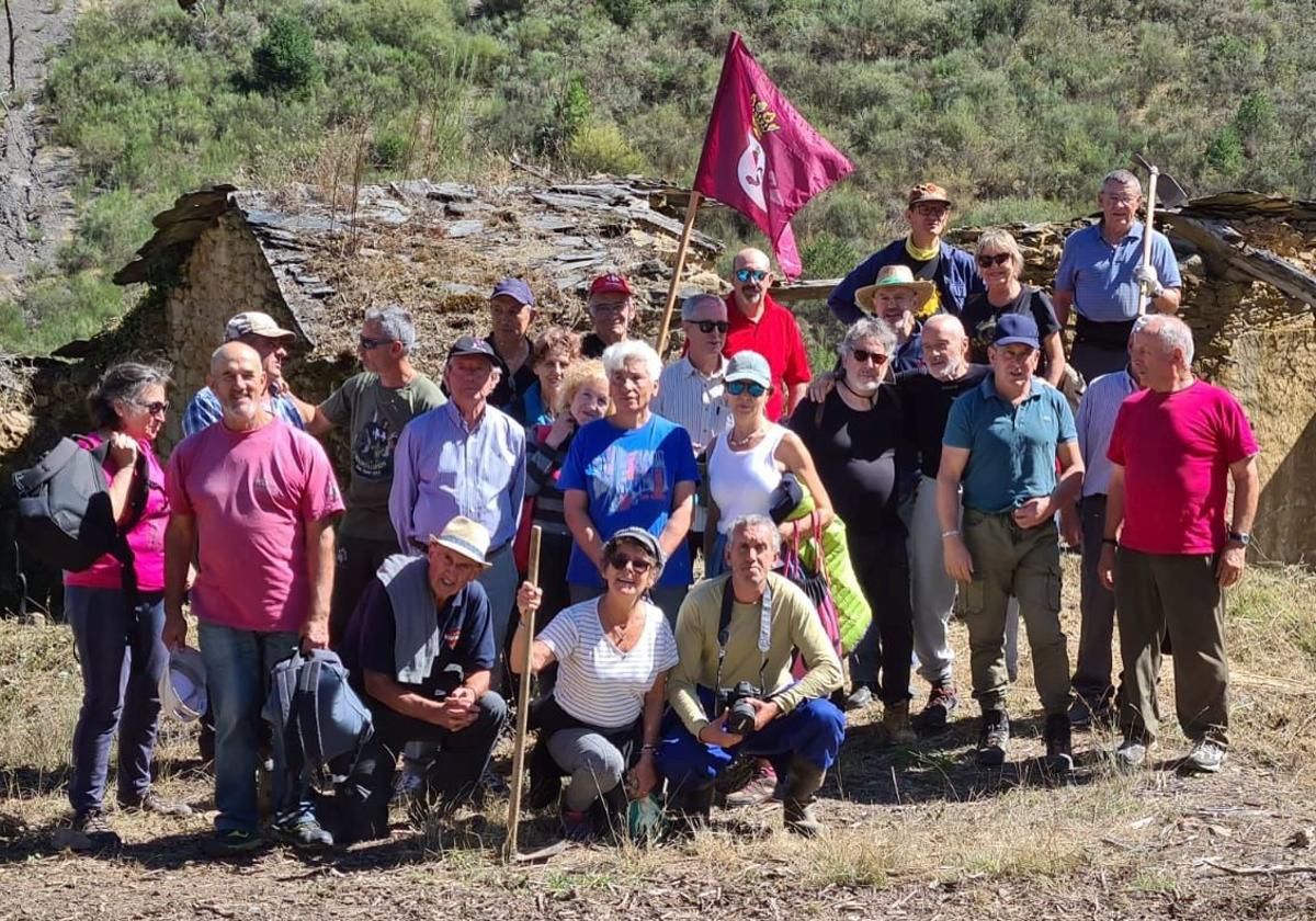 Voluntarios de Promonumenta en la hacendera.