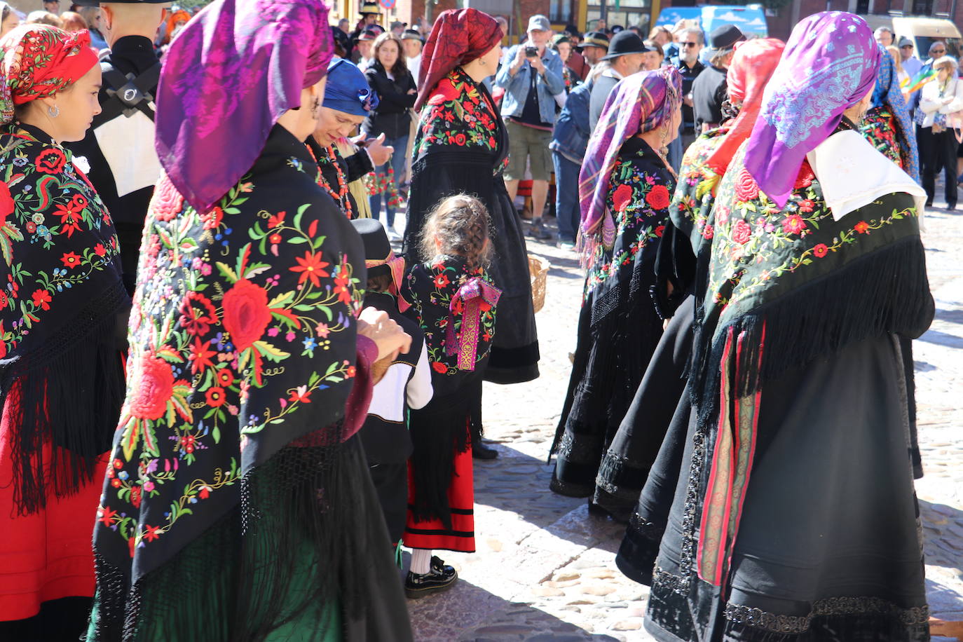 Desfile de la indumentaria tradicional del Viejo Reino