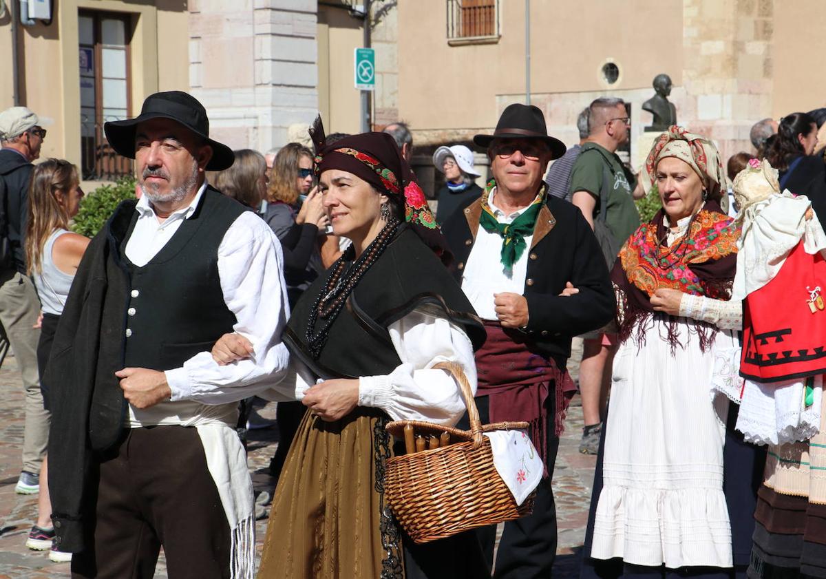 Imagen principal - Una miscelánea de tradición del Viejo Reino en forma de tejido