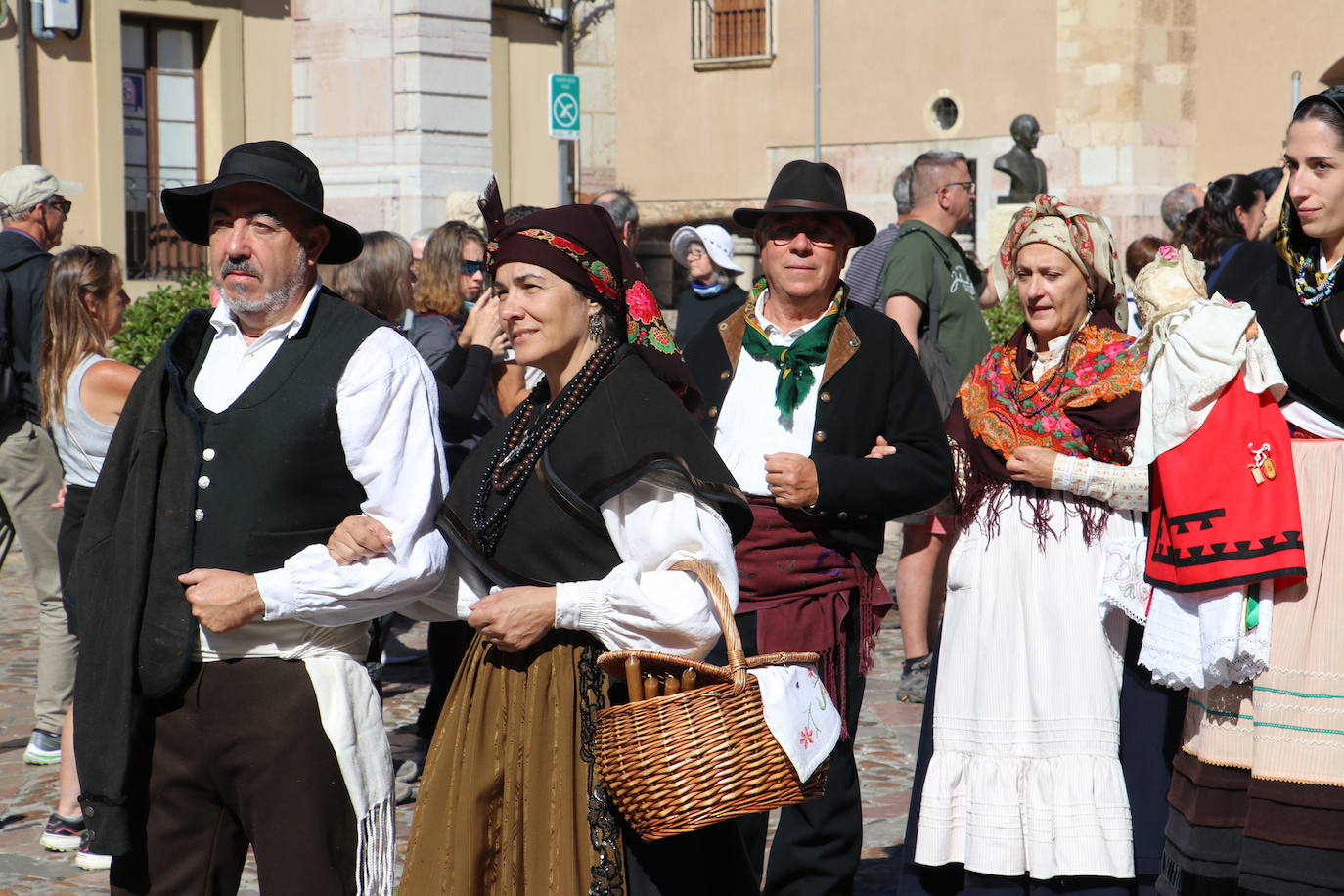 Desfile de la indumentaria tradicional del Viejo Reino