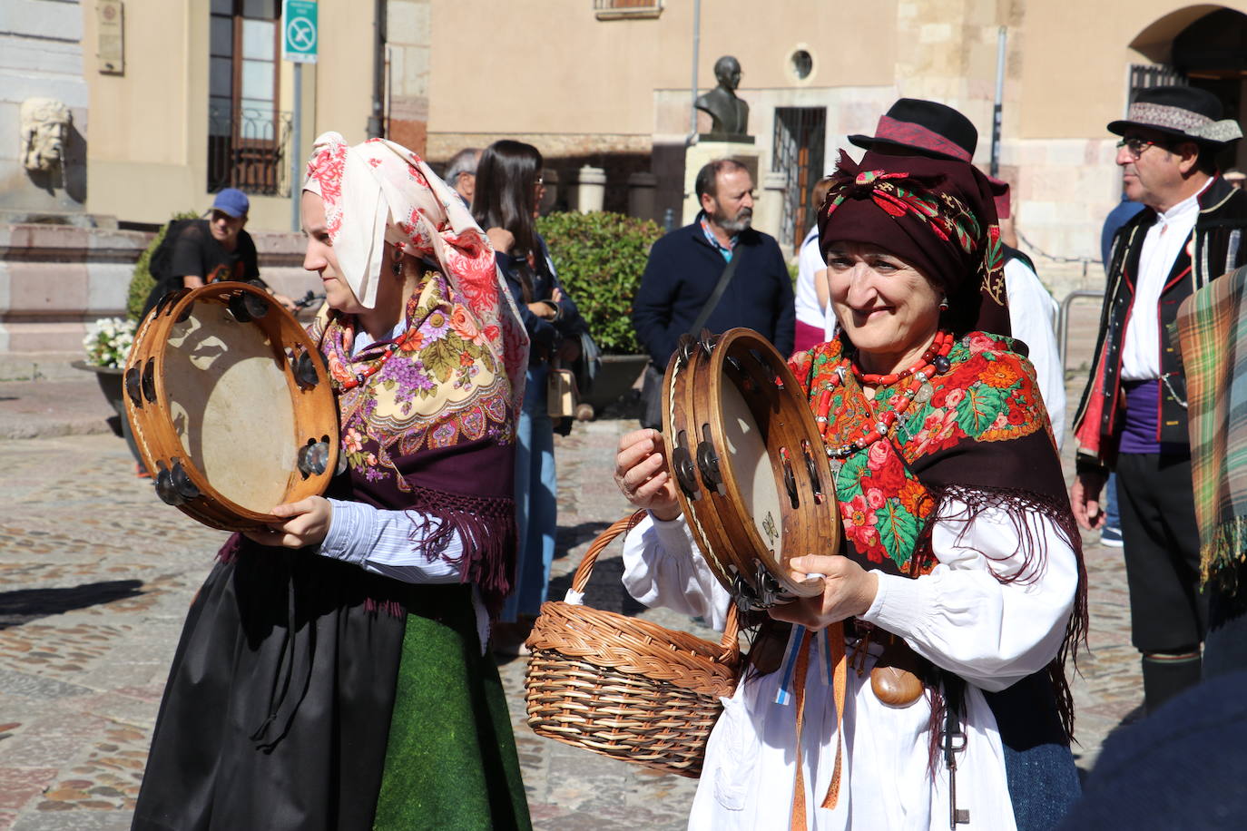 Desfile de la indumentaria tradicional del Viejo Reino