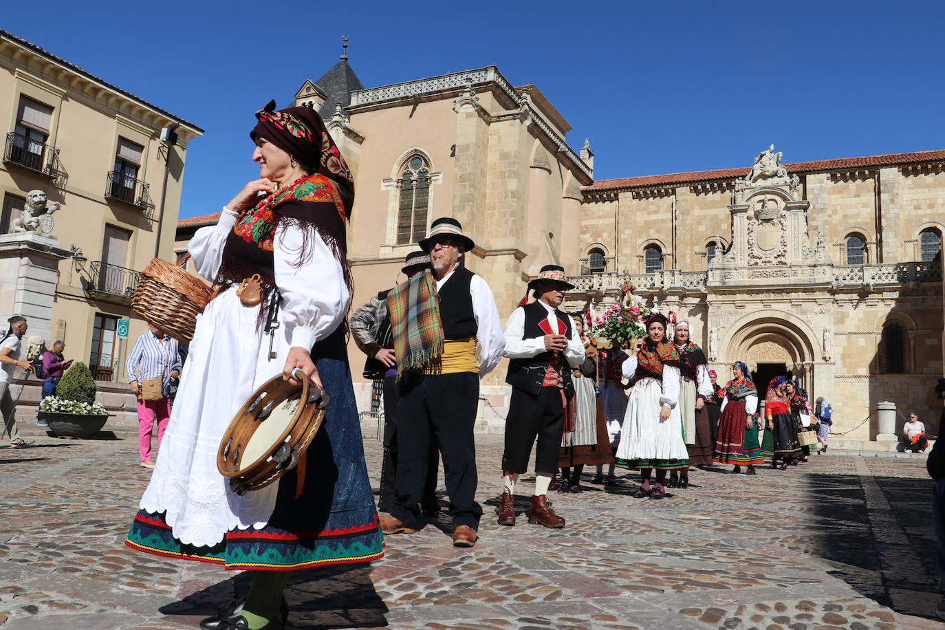 Desfile de la indumentaria tradicional del Viejo Reino