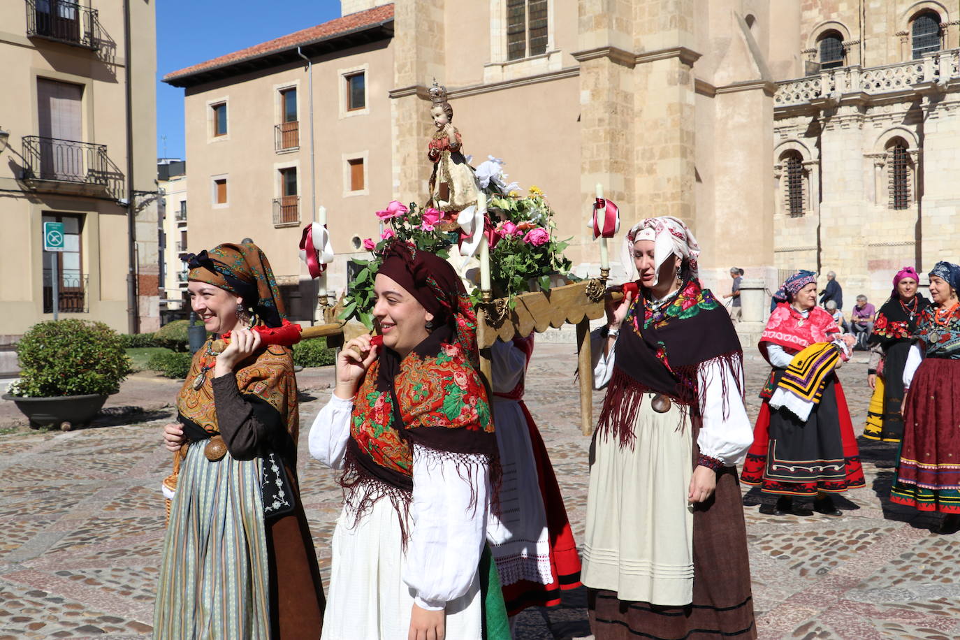 Desfile de la indumentaria tradicional del Viejo Reino