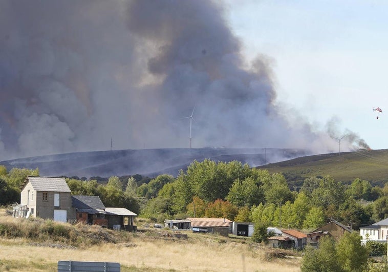 Las llamas y el humo del incendio de Brañuelas.