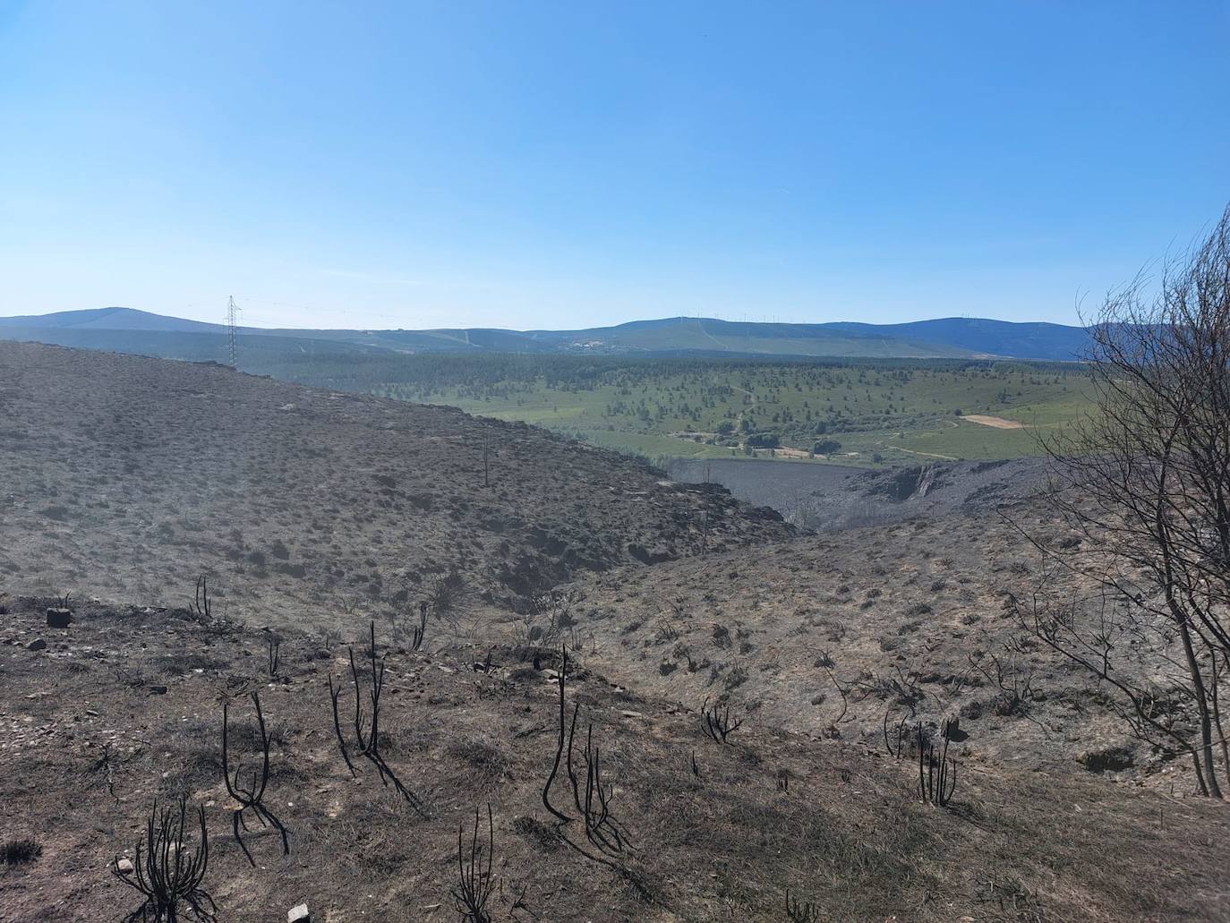 La UME asegura el perímetro del incencio en Brañuelas