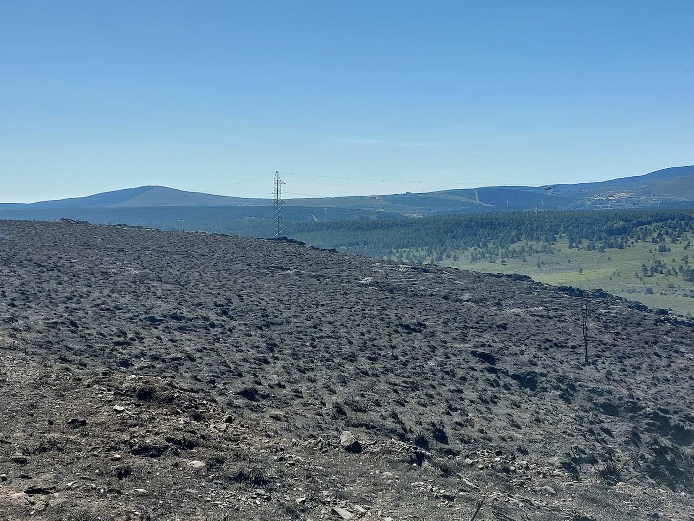 La UME asegura el perímetro del incencio en Brañuelas