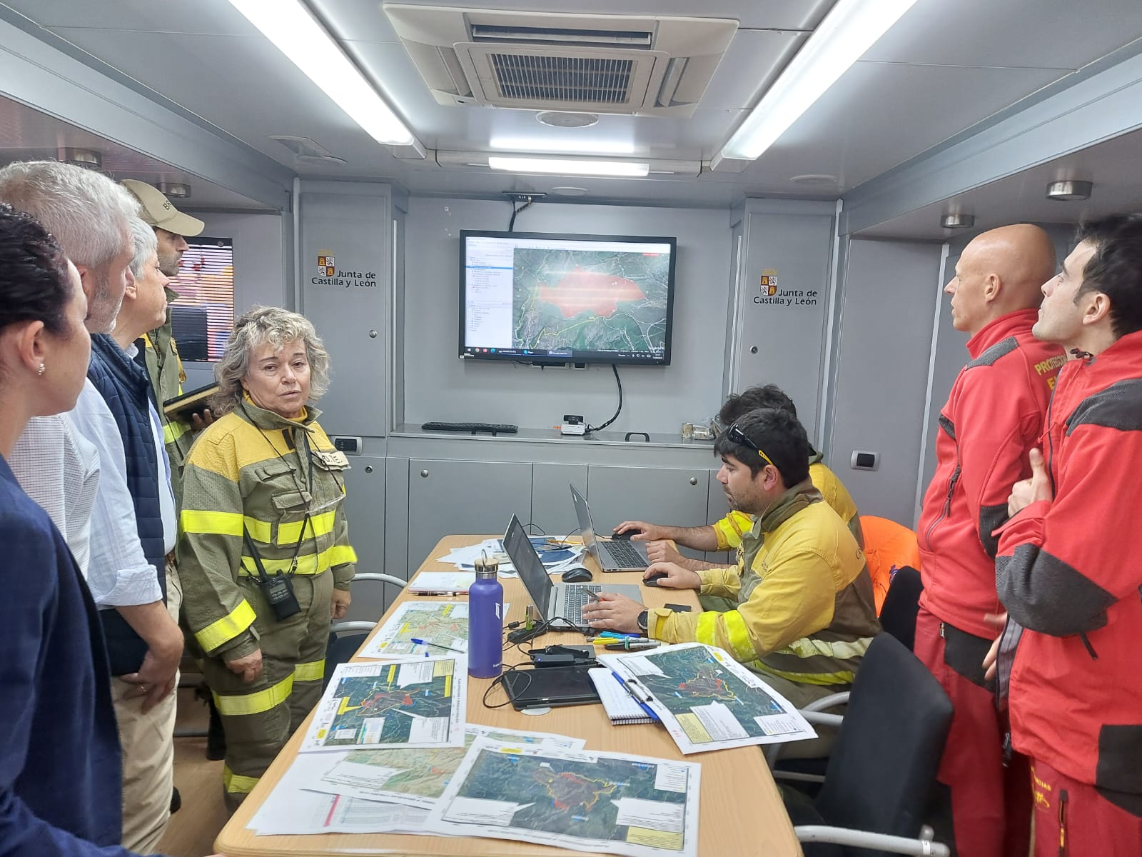 La UME asegura el perímetro del incencio en Brañuelas