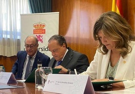 Firma del convenio entre la ULE y el Consejo de Cuentas.