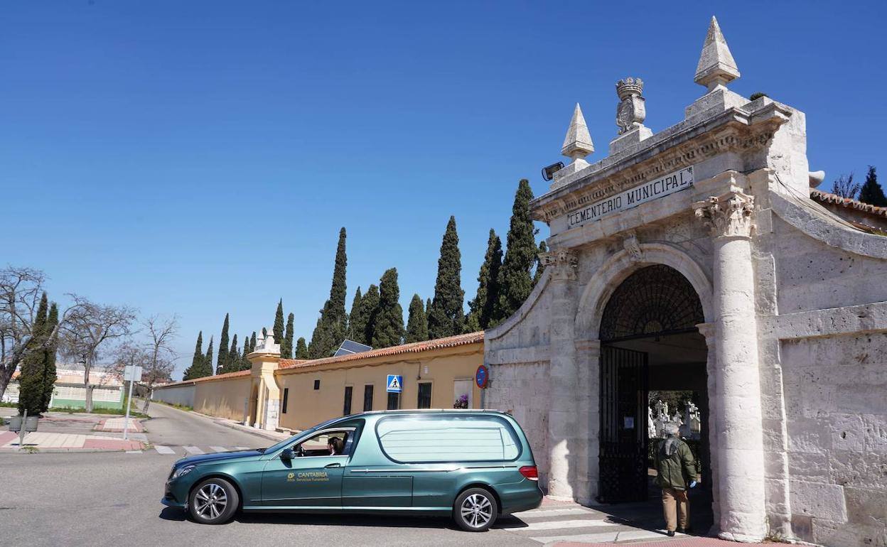 Coche fúnebre sale de un cementerio.