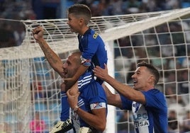 Yuri celebra junto a uno de sus hijos uno de los goles de este partido homenaje.