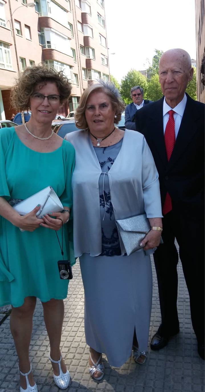 Yolanda en una boda con sus padres en 2018.