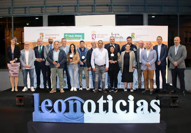 Foto grupal de ganadores y patrocinadores de los premios Agro