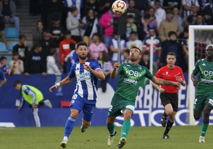 Borja Valle disputa un balón.